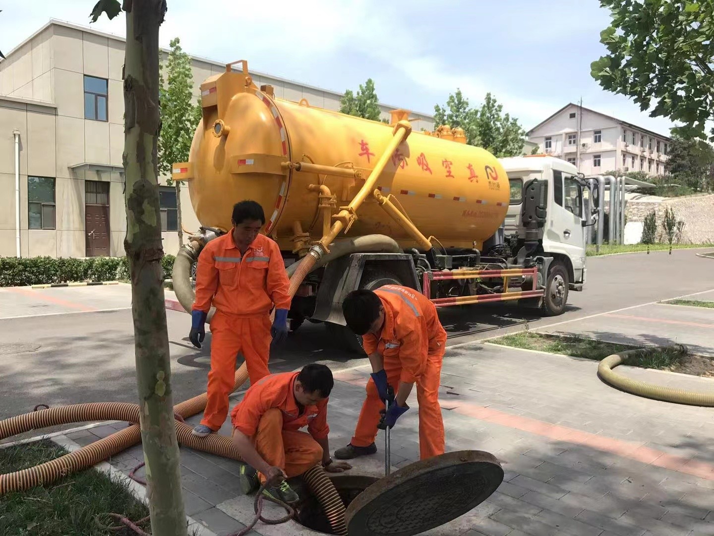 罗湖管道疏通车停在窨井附近