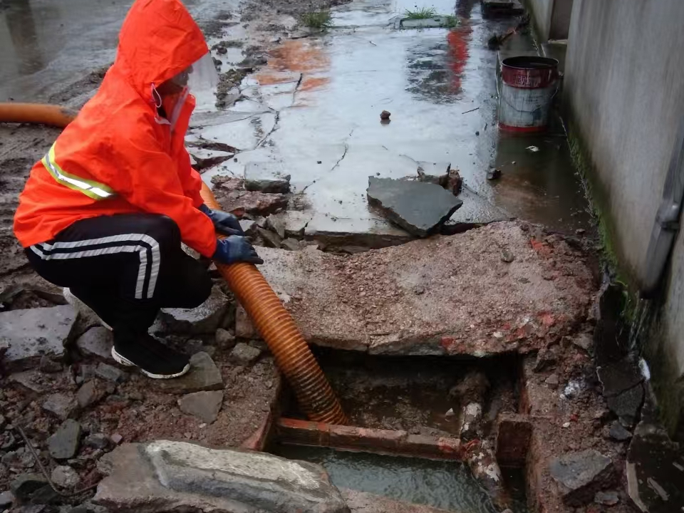 罗湖专业清理污水池 炜誉市政以规范流程守护城市 “肠道”