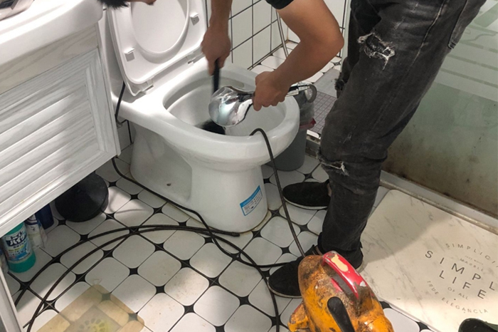 罗湖马桶堵塞自己疏通还是找师傅?专业上门服务让你省时更省心